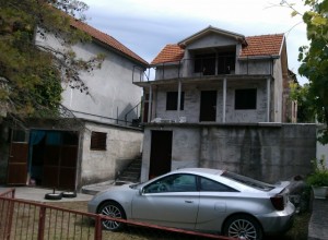 Незавершенный двухэтажный дом в Херцег-Нови. Луштица.
