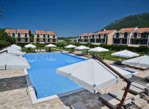 Продается новый дом с участком в клубном поселке Lastva Montenegro.